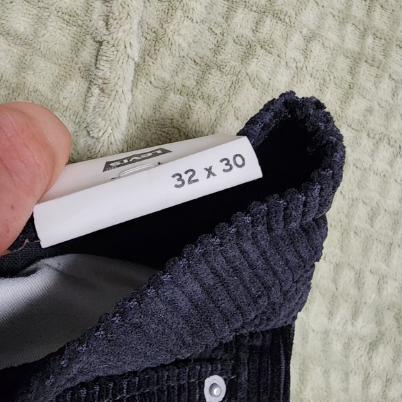 ✨️NWT✨️ Levi's 315 Shaping Boot Cut, Black Corduroy, Size 32 x 30 - Picture 4 of 7